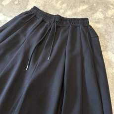画像4: 【WONDERGROUND】MULTI TUCK WIDE SILHOUETTE COTTON SWEAT SHORTS / OS (4)
