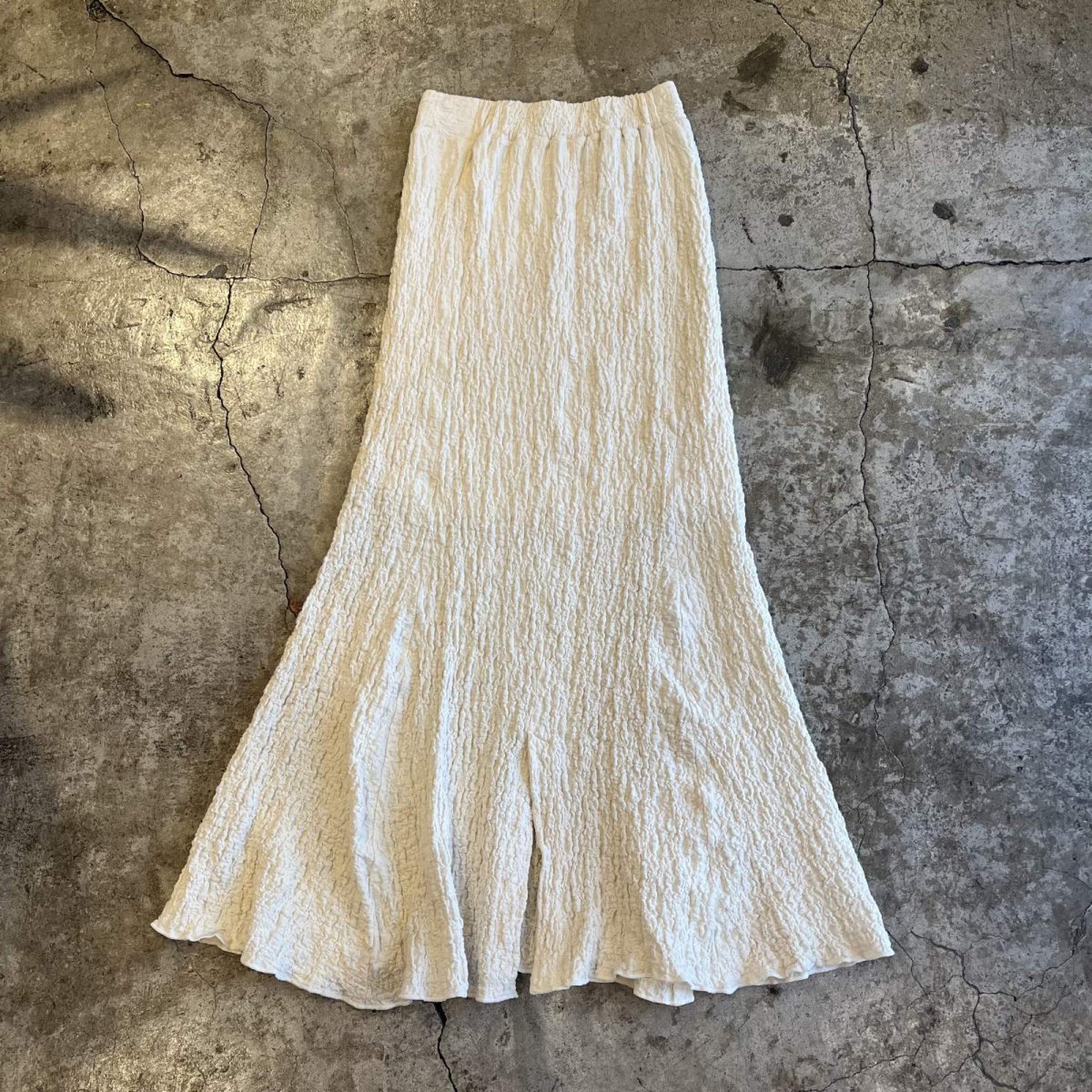画像2: IVORY COLOR EMBOSS PATTERN DESIGN MERMAID LONG SKIRT / W25~W29 (2)