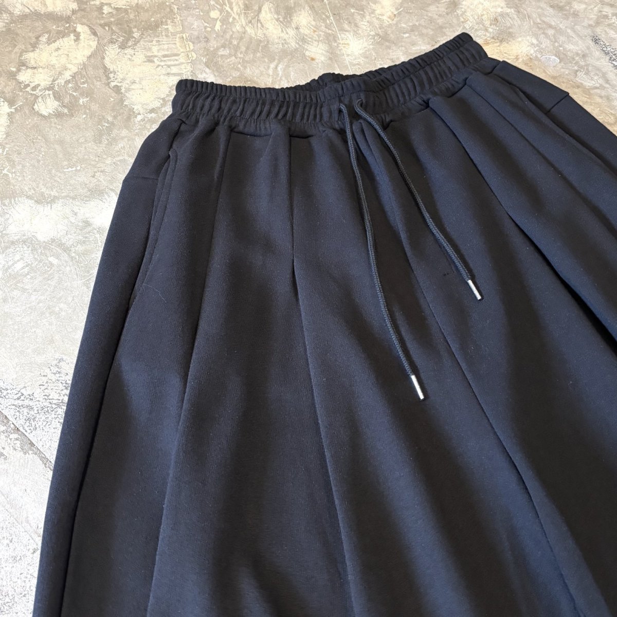 画像3: 【WONDERGROUND】MULTI TUCK WIDE SILHOUETTE COTTON SWEAT SHORTS / OS (3)