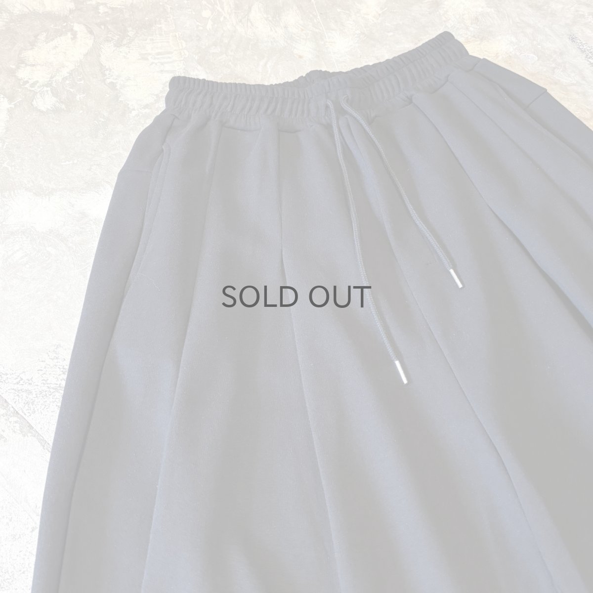 画像3: 【WONDERGROUND】MULTI TUCK WIDE SILHOUETTE COTTON SWEAT SHORTS / OS (3)