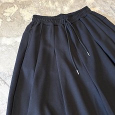 画像3: 【WONDERGROUND】MULTI TUCK WIDE SILHOUETTE COTTON SWEAT SHORTS / OS (3)