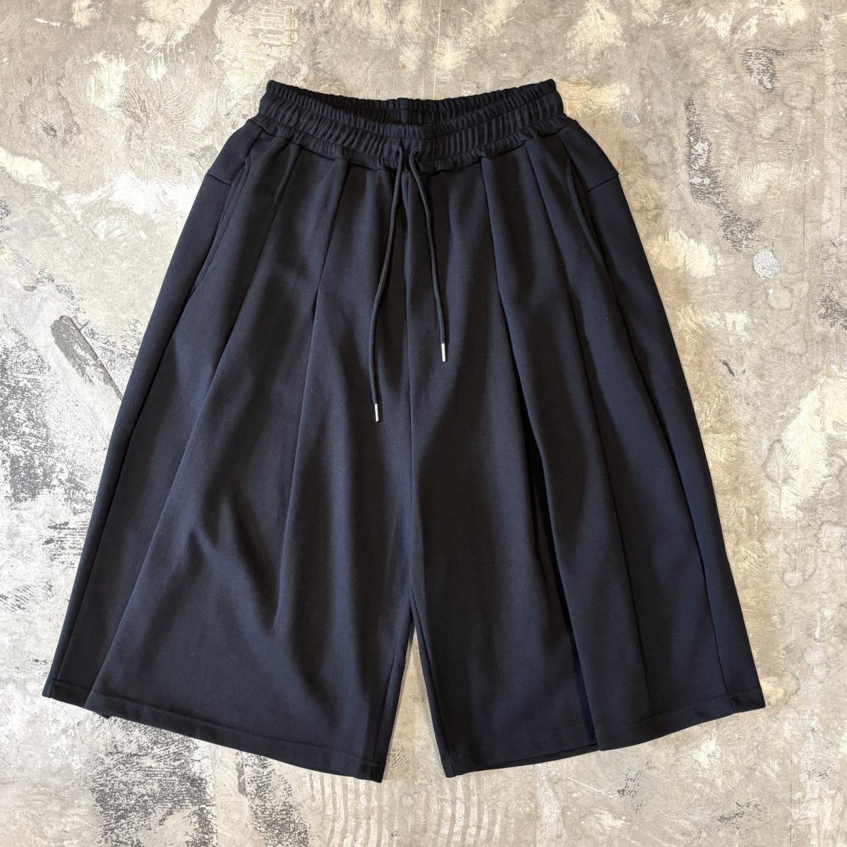 画像1: 【WONDERGROUND】MULTI TUCK WIDE SILHOUETTE COTTON SWEAT SHORTS / OS (1)