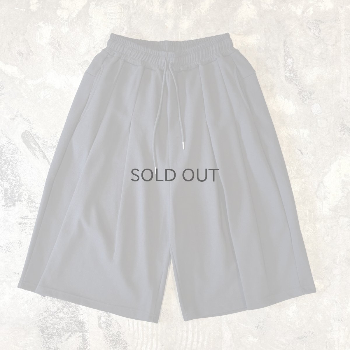 画像1: 【WONDERGROUND】MULTI TUCK WIDE SILHOUETTE COTTON SWEAT SHORTS / OS (1)