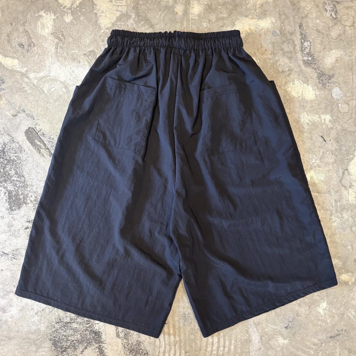 画像2: 【WONDERGROUND】DOUBLE KNEE STYLE WIDE SILHOUETTE NYLON SHORTS / OS (2)