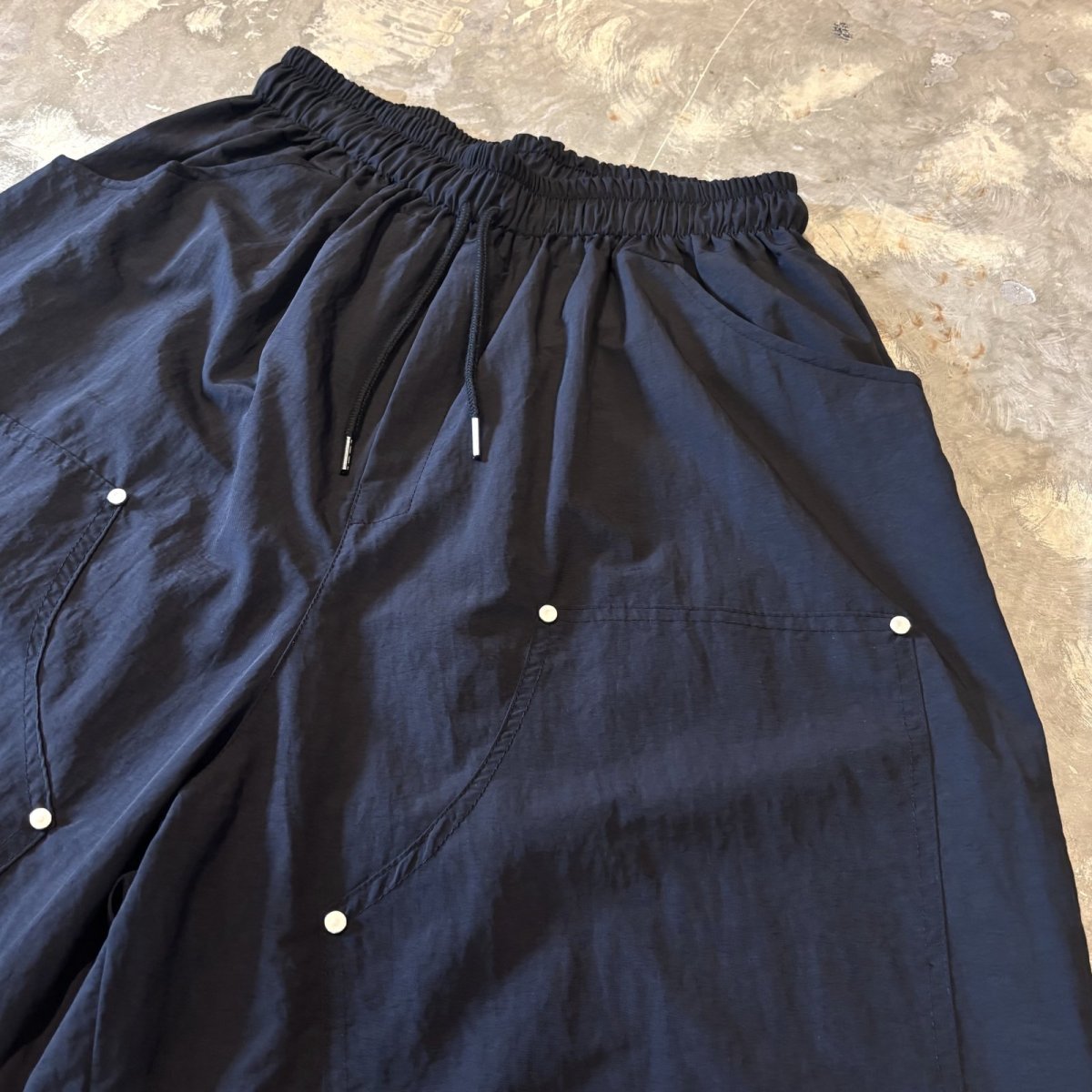 画像4: 【WONDERGROUND】DOUBLE KNEE STYLE WIDE SILHOUETTE NYLON SHORTS / OS (4)