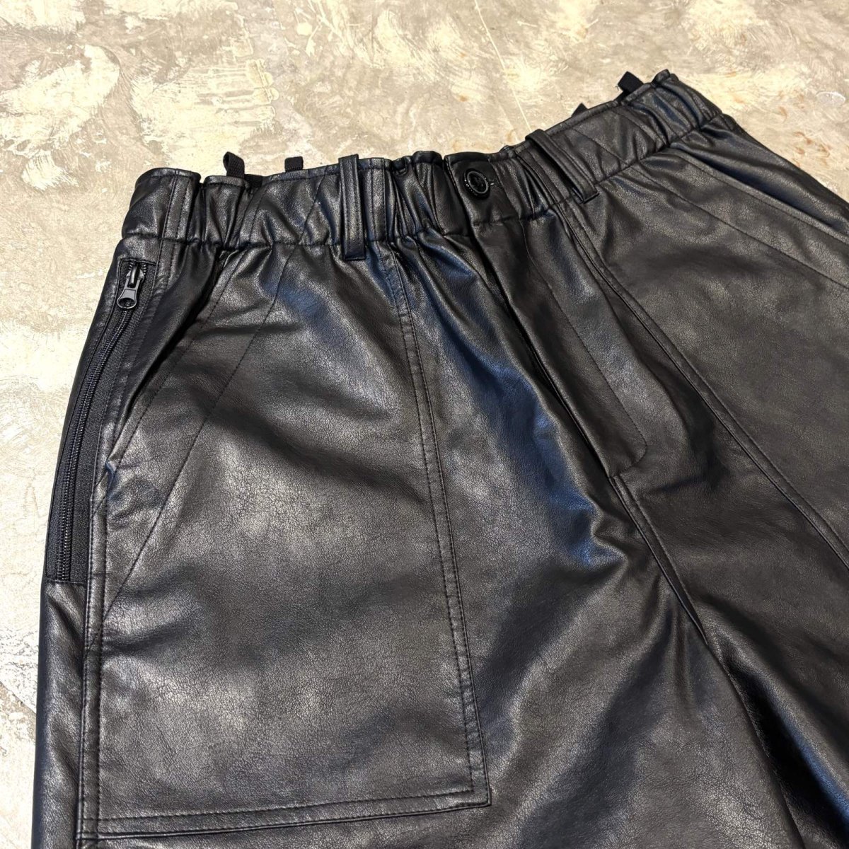画像3: BLACK COLOR WIDE SILHOUETTE FAUX LEATHER SHORTS / FREE (3)