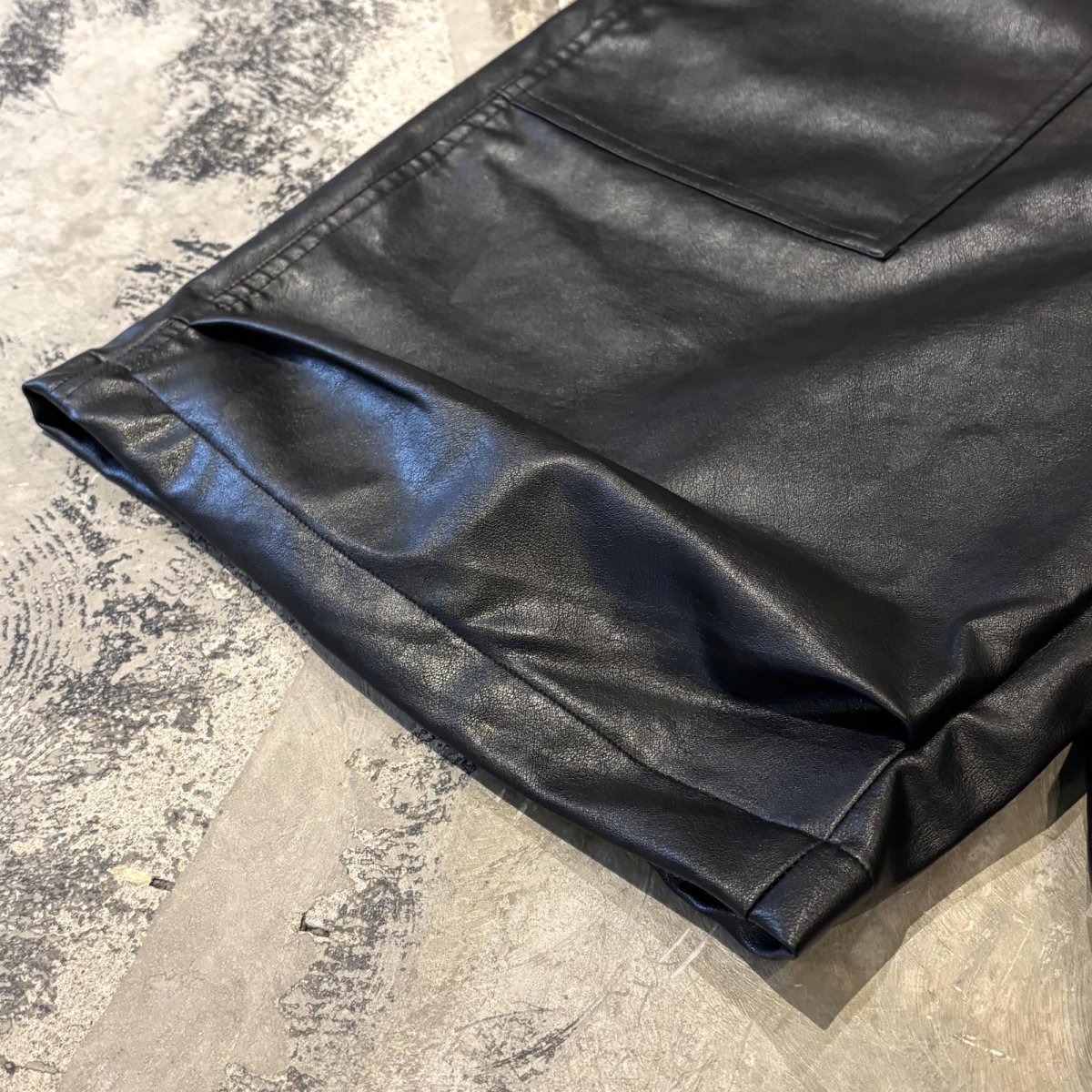 画像8: BLACK COLOR WIDE SILHOUETTE FAUX LEATHER SHORTS / FREE (8)