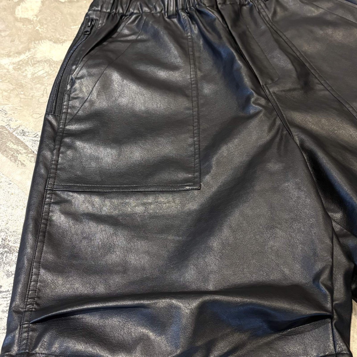 画像7: BLACK COLOR WIDE SILHOUETTE FAUX LEATHER SHORTS / FREE (7)