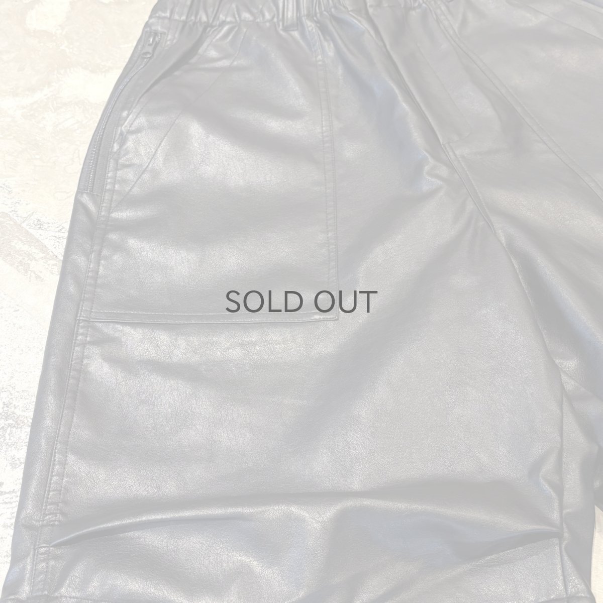画像7: BLACK COLOR WIDE SILHOUETTE FAUX LEATHER SHORTS / FREE (7)