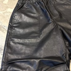 画像7: BLACK COLOR WIDE SILHOUETTE FAUX LEATHER SHORTS / FREE (7)