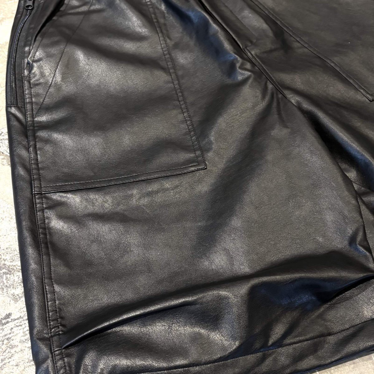 画像5: BLACK COLOR WIDE SILHOUETTE FAUX LEATHER SHORTS / FREE (5)