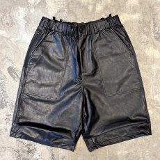 画像1: BLACK COLOR WIDE SILHOUETTE FAUX LEATHER SHORTS / FREE (1)