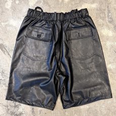 画像2: BLACK COLOR WIDE SILHOUETTE FAUX LEATHER SHORTS / FREE (2)