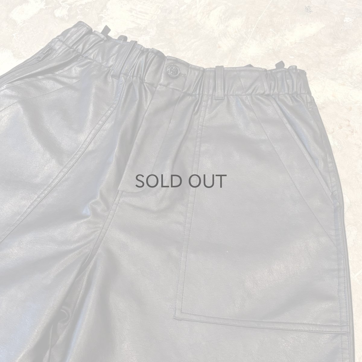 画像4: BLACK COLOR WIDE SILHOUETTE FAUX LEATHER SHORTS / FREE (4)