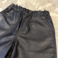 画像4: BLACK COLOR WIDE SILHOUETTE FAUX LEATHER SHORTS / FREE (4)