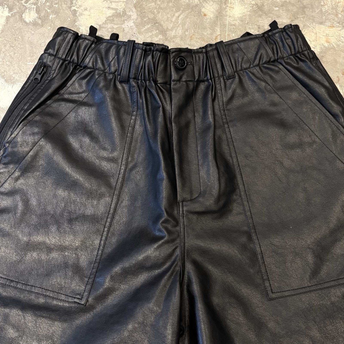 画像11: BLACK COLOR WIDE SILHOUETTE FAUX LEATHER SHORTS / FREE (11)