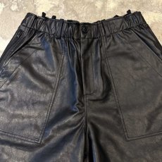 画像11: BLACK COLOR WIDE SILHOUETTE FAUX LEATHER SHORTS / FREE (11)