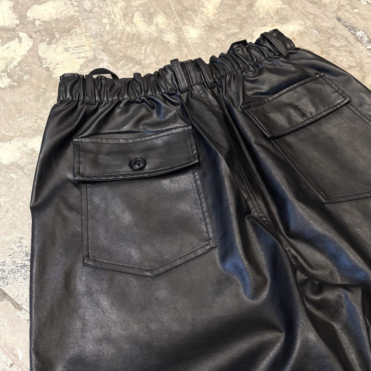 画像9: BLACK COLOR WIDE SILHOUETTE FAUX LEATHER SHORTS / FREE (9)