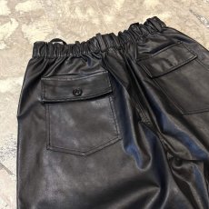 画像9: BLACK COLOR WIDE SILHOUETTE FAUX LEATHER SHORTS / FREE (9)