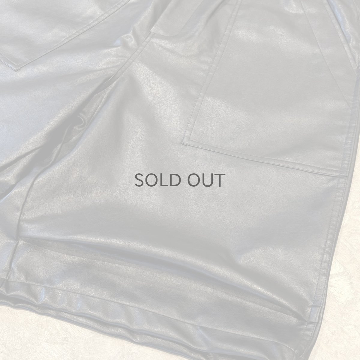 画像6: BLACK COLOR WIDE SILHOUETTE FAUX LEATHER SHORTS / FREE (6)