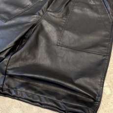 画像6: BLACK COLOR WIDE SILHOUETTE FAUX LEATHER SHORTS / FREE (6)