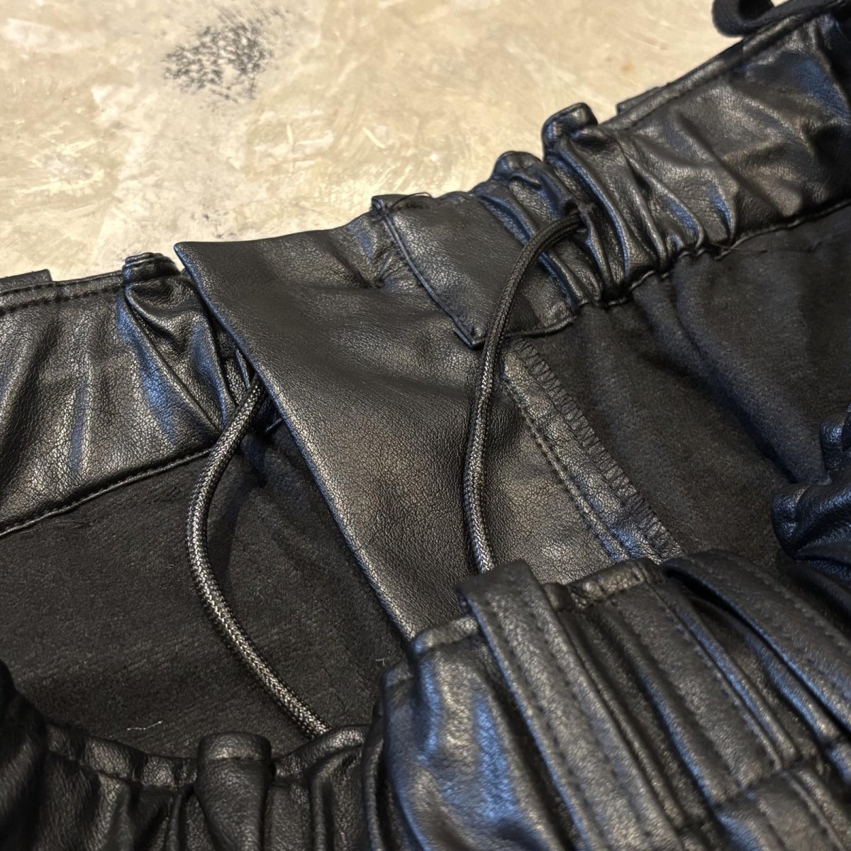 画像10: BLACK COLOR WIDE SILHOUETTE FAUX LEATHER SHORTS / FREE (10)