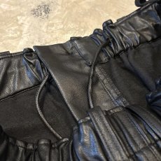 画像10: BLACK COLOR WIDE SILHOUETTE FAUX LEATHER SHORTS / FREE (10)