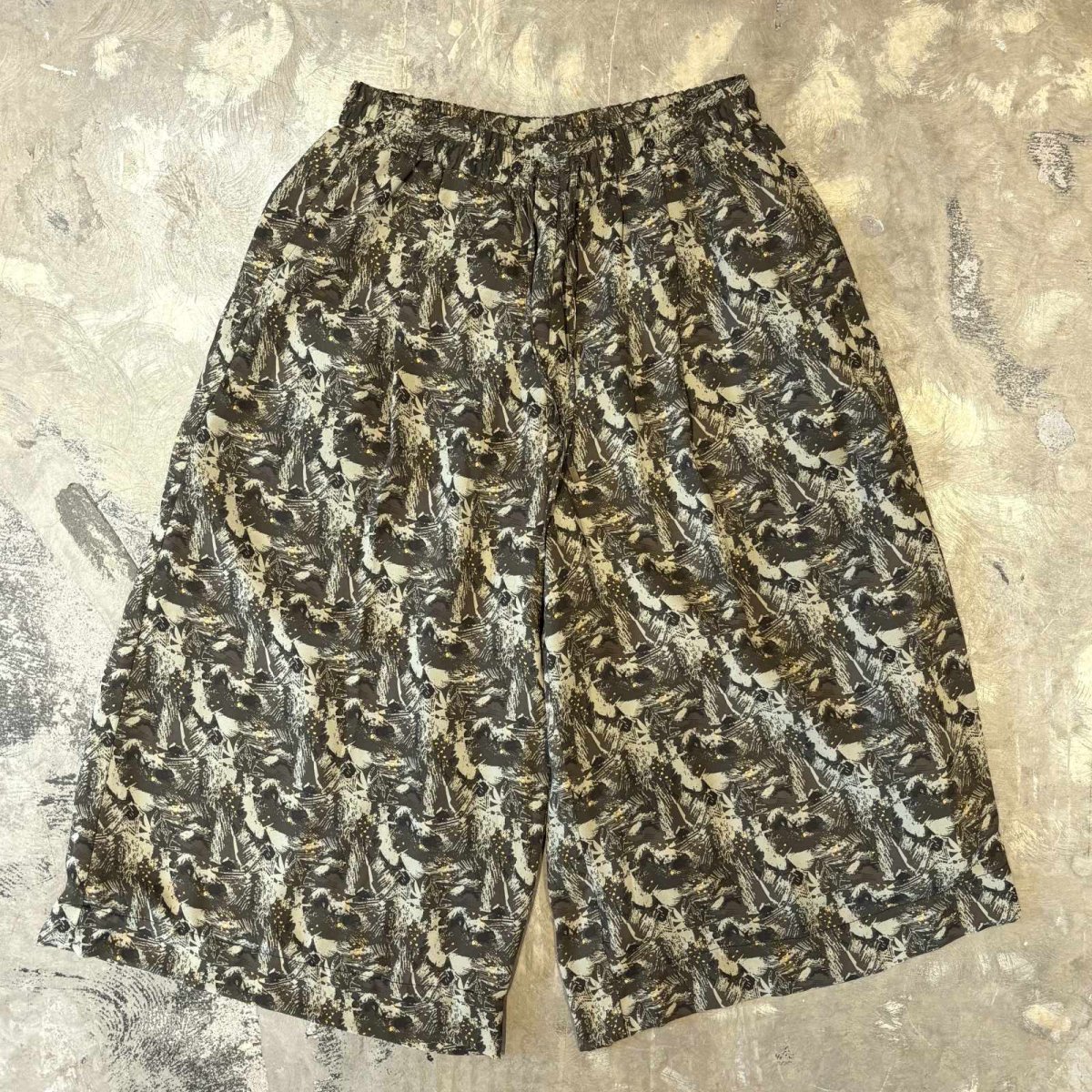 画像1: ALL OVER PATTERN WIDE SILHOUETTE SHORTS / ~W36 (1)