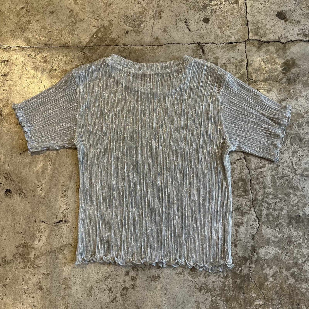画像2: METALLIC SILVER COLOR PLEATS PATTERN SHEER S/S TOPS / Ladies XS~S (2)