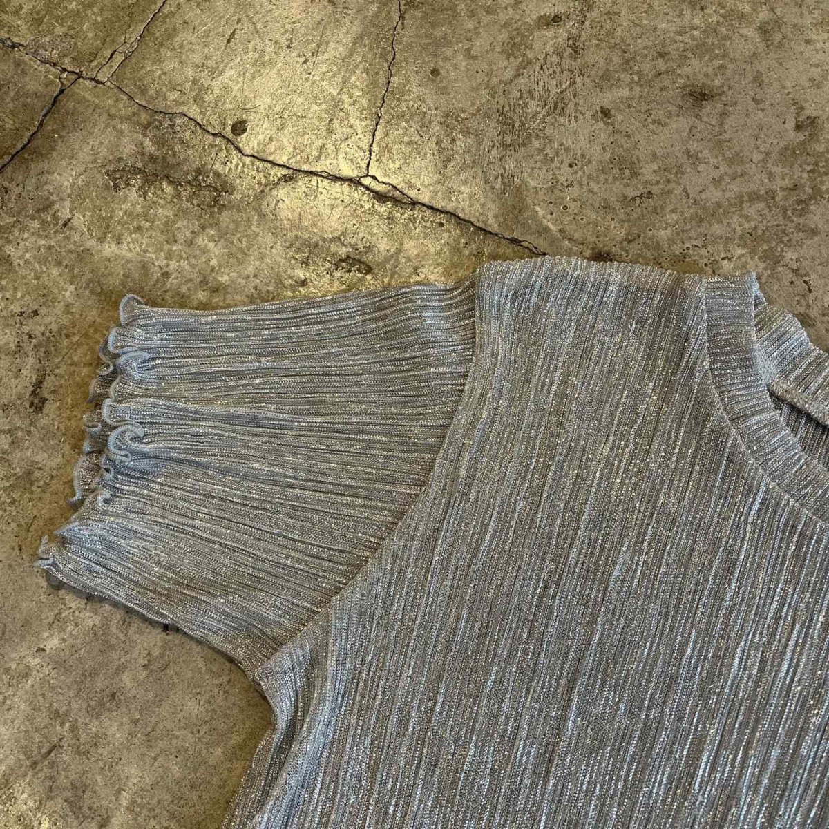 画像9: METALLIC SILVER COLOR PLEATS PATTERN SHEER S/S TOPS / Ladies XS~S (9)