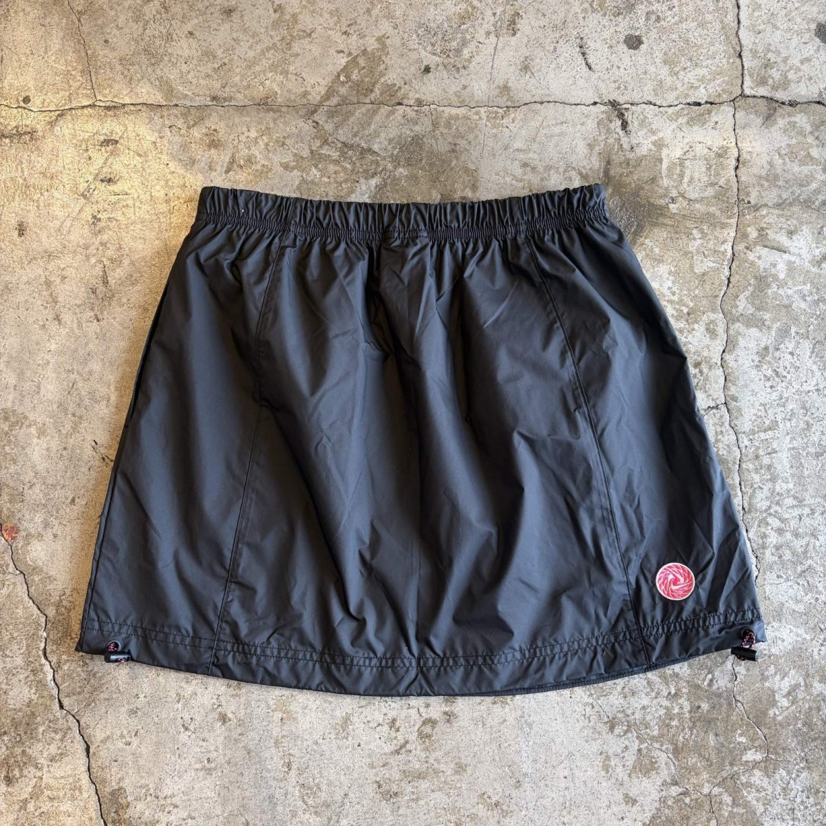 画像2: 【NIKE】DRAW CORD DESIGN BLACK COLOR NYLON SKIRT / FREE~W35(M) (2)