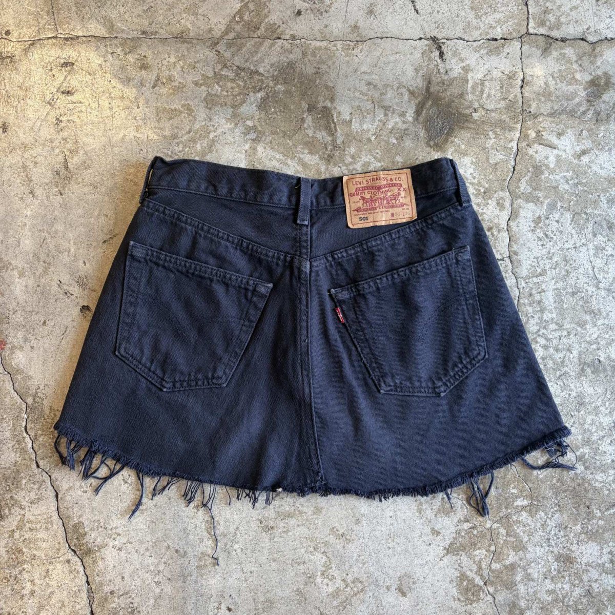 画像2: 【LEVI'S】CUT OFF DESIGN BLACK COLOR SKIRT / W31(W30) (2)