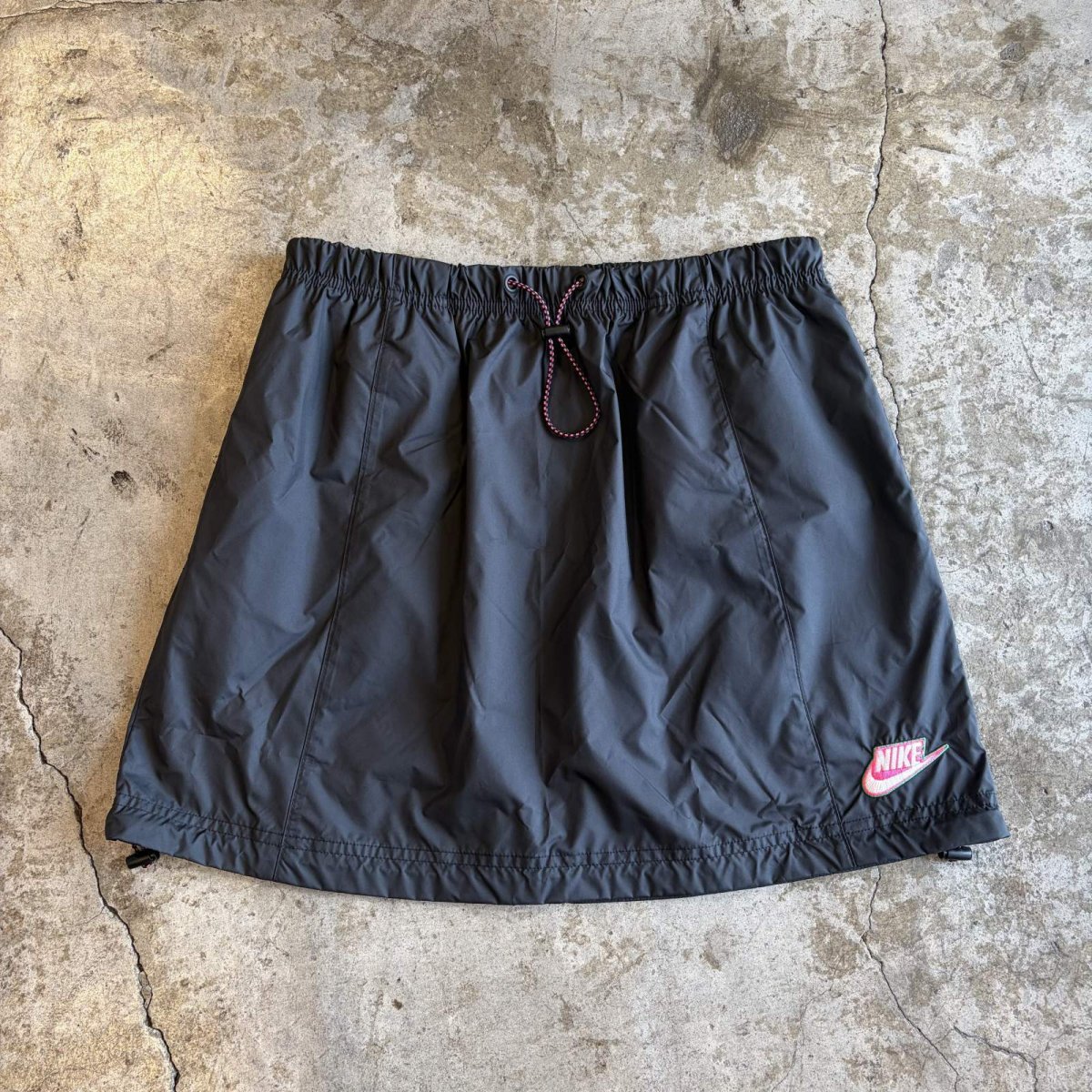 画像1: 【NIKE】DRAW CORD DESIGN BLACK COLOR NYLON SKIRT / FREE~W35(M) (1)