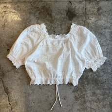 画像2: FRONT GATHER PUNCHING LACE FRILL DESIGN SHORT S/S TOPS / Ladies S (2)