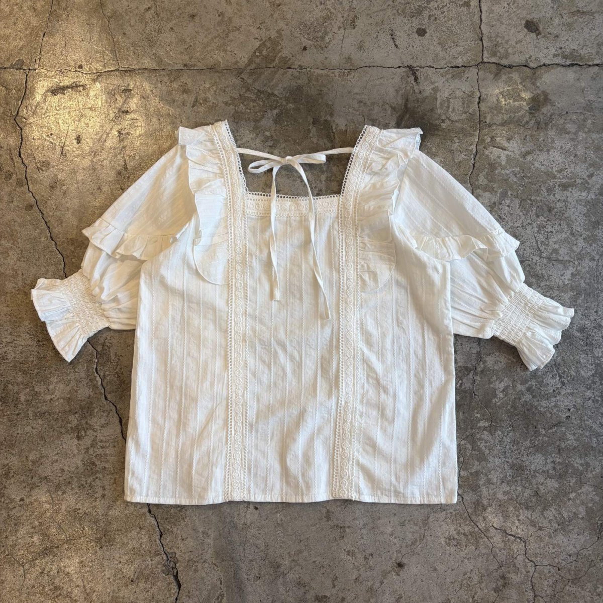画像2: WHITE COLOR FRILL DESIGN SQUARE NECK TOPS / Ladies M (2)