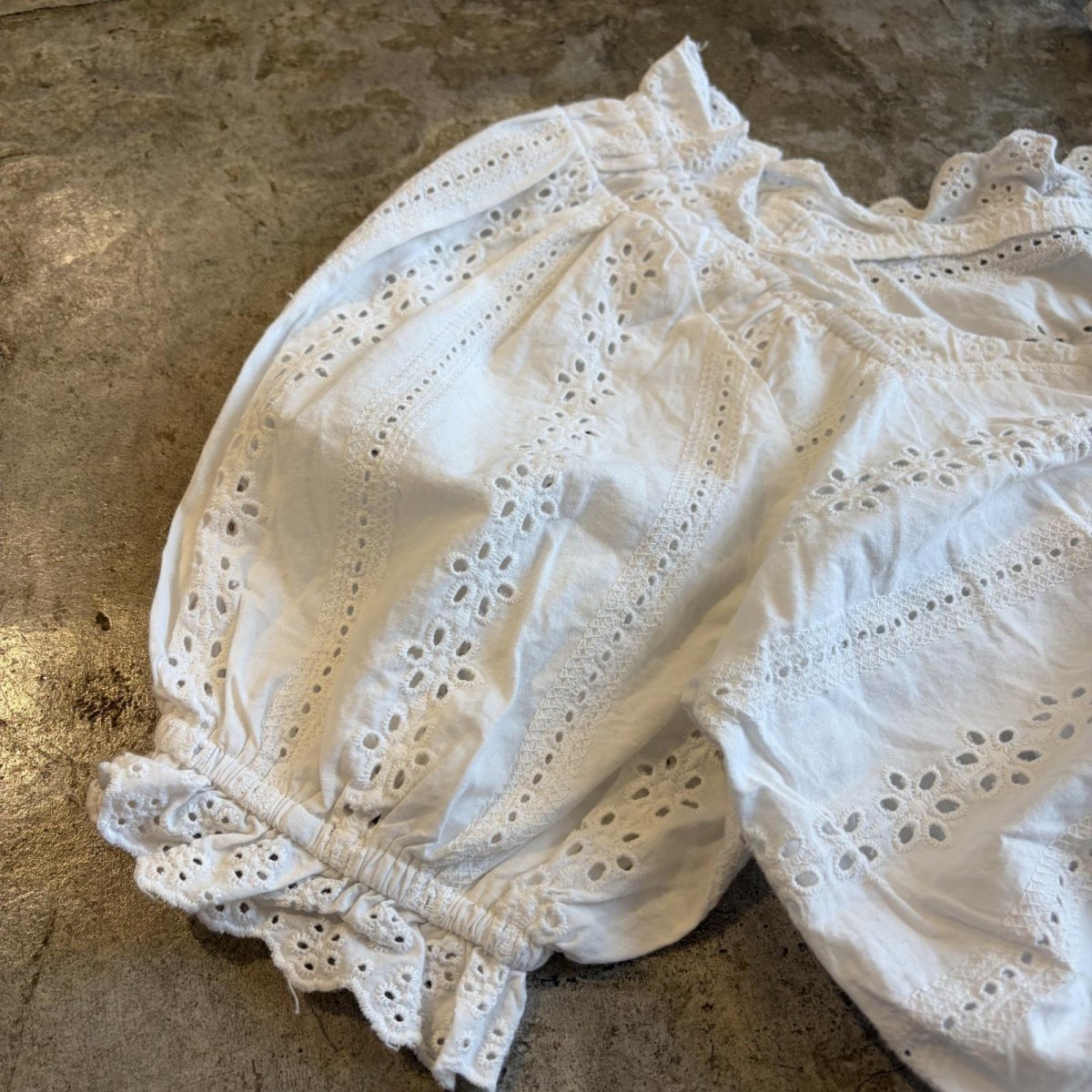 画像4: FRONT GATHER PUNCHING LACE FRILL DESIGN SHORT S/S TOPS / Ladies S (4)