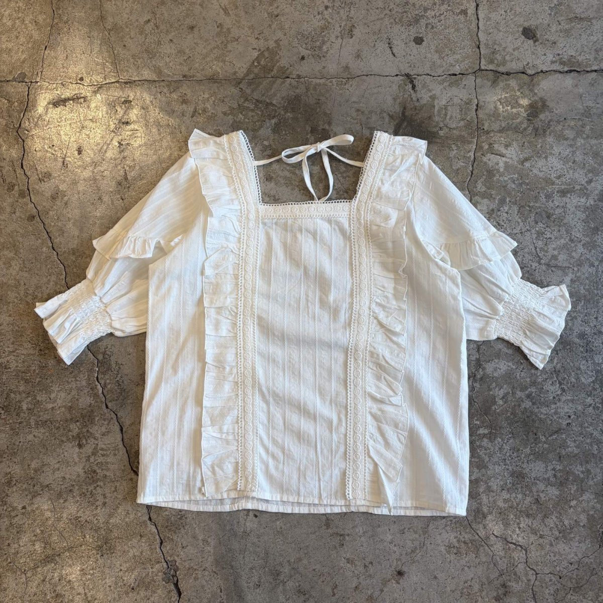 画像1: WHITE COLOR FRILL DESIGN SQUARE NECK TOPS / Ladies M (1)