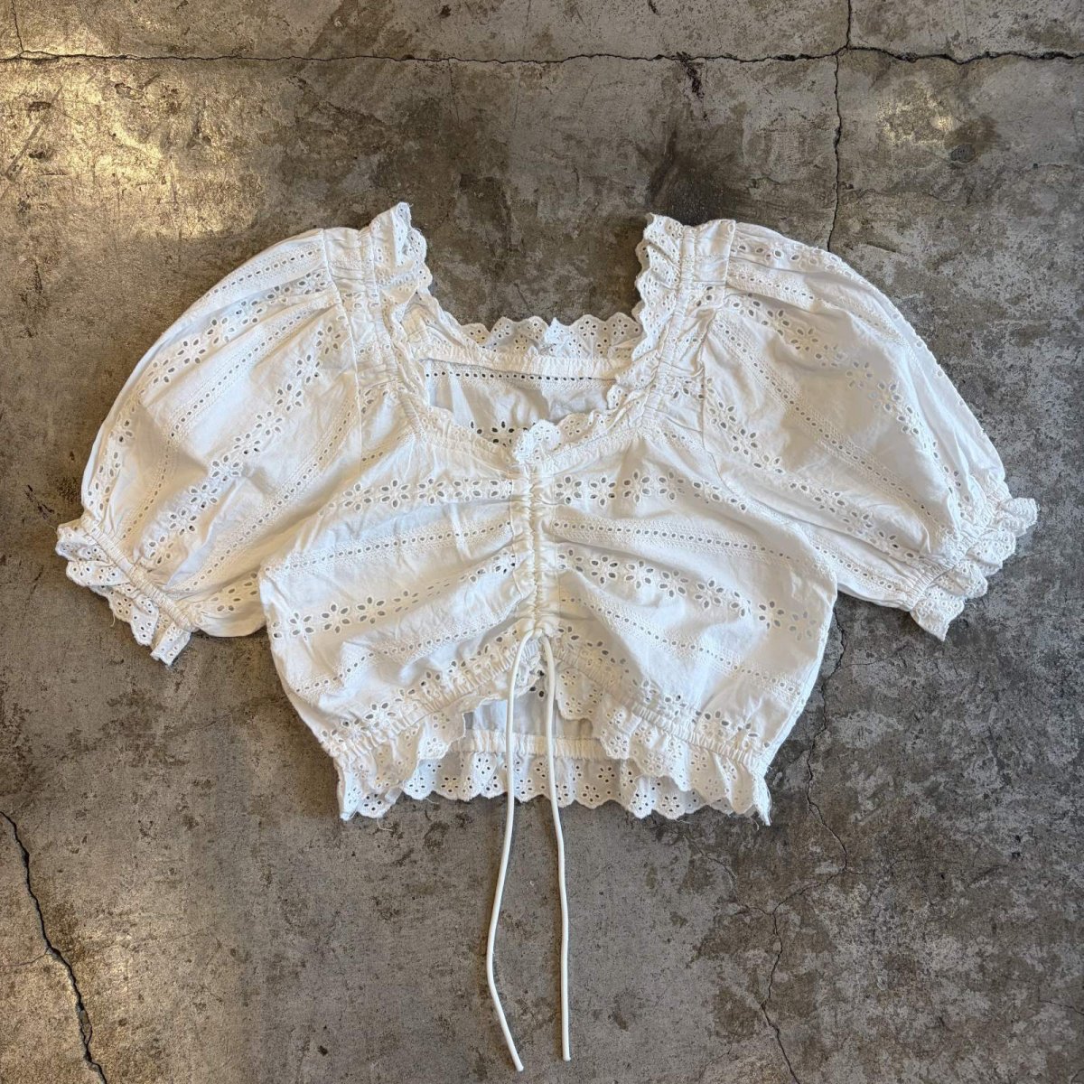 画像1: FRONT GATHER PUNCHING LACE FRILL DESIGN SHORT S/S TOPS / Ladies S (1)