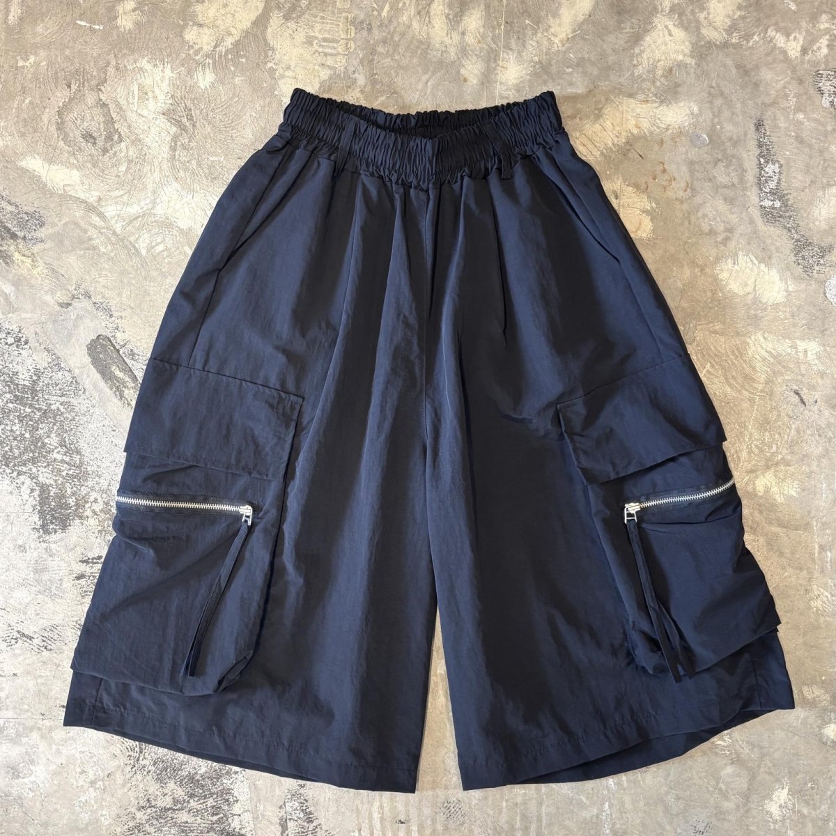 画像1: 【WONDERGROUND】ZIP CARGO POCKET WIDE SILHOUETTE NYLON SHORTS / OS (1)