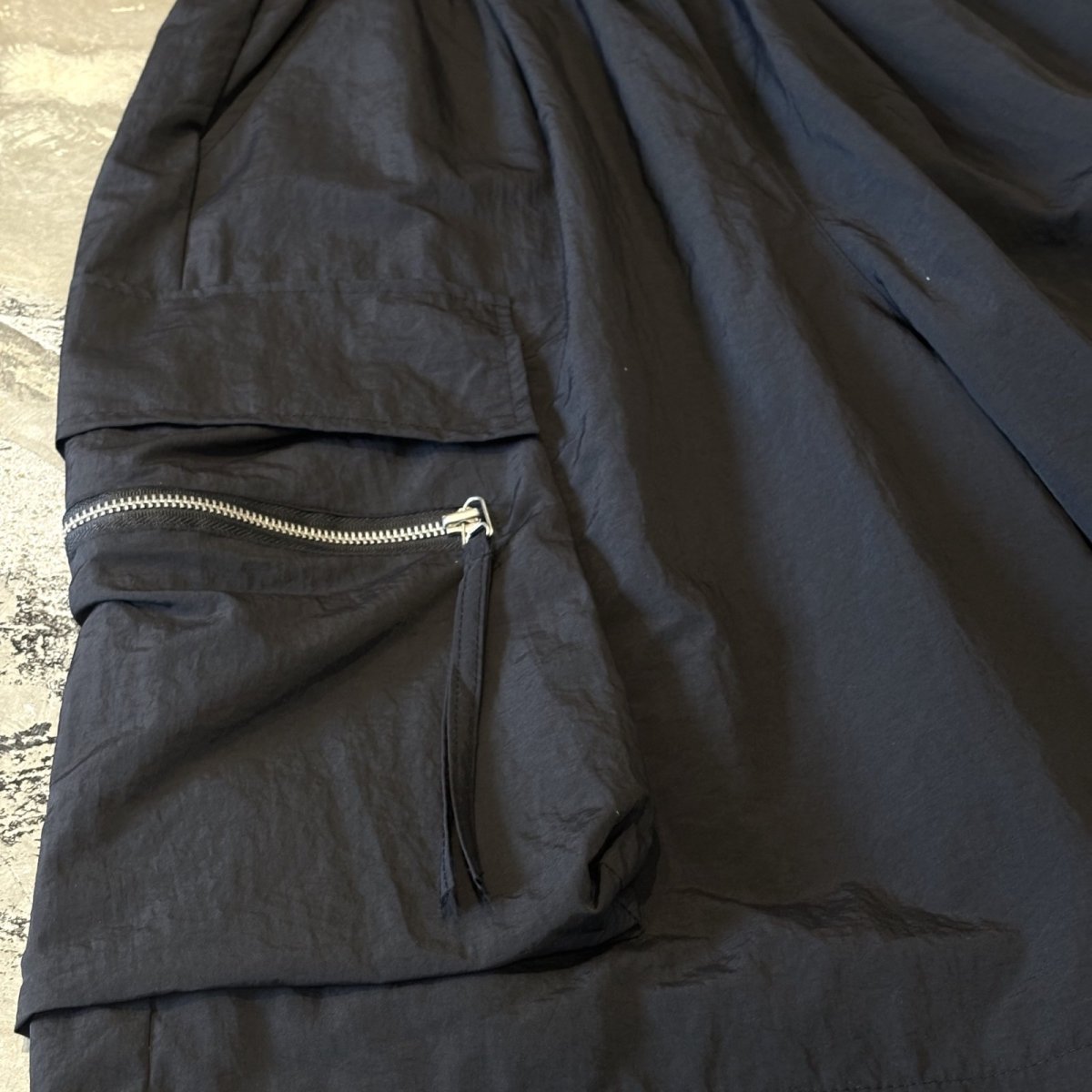 画像5: 【WONDERGROUND】ZIP CARGO POCKET WIDE SILHOUETTE NYLON SHORTS / OS (5)