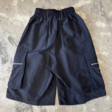 画像2: 【WONDERGROUND】ZIP CARGO POCKET WIDE SILHOUETTE NYLON SHORTS / OS (2)