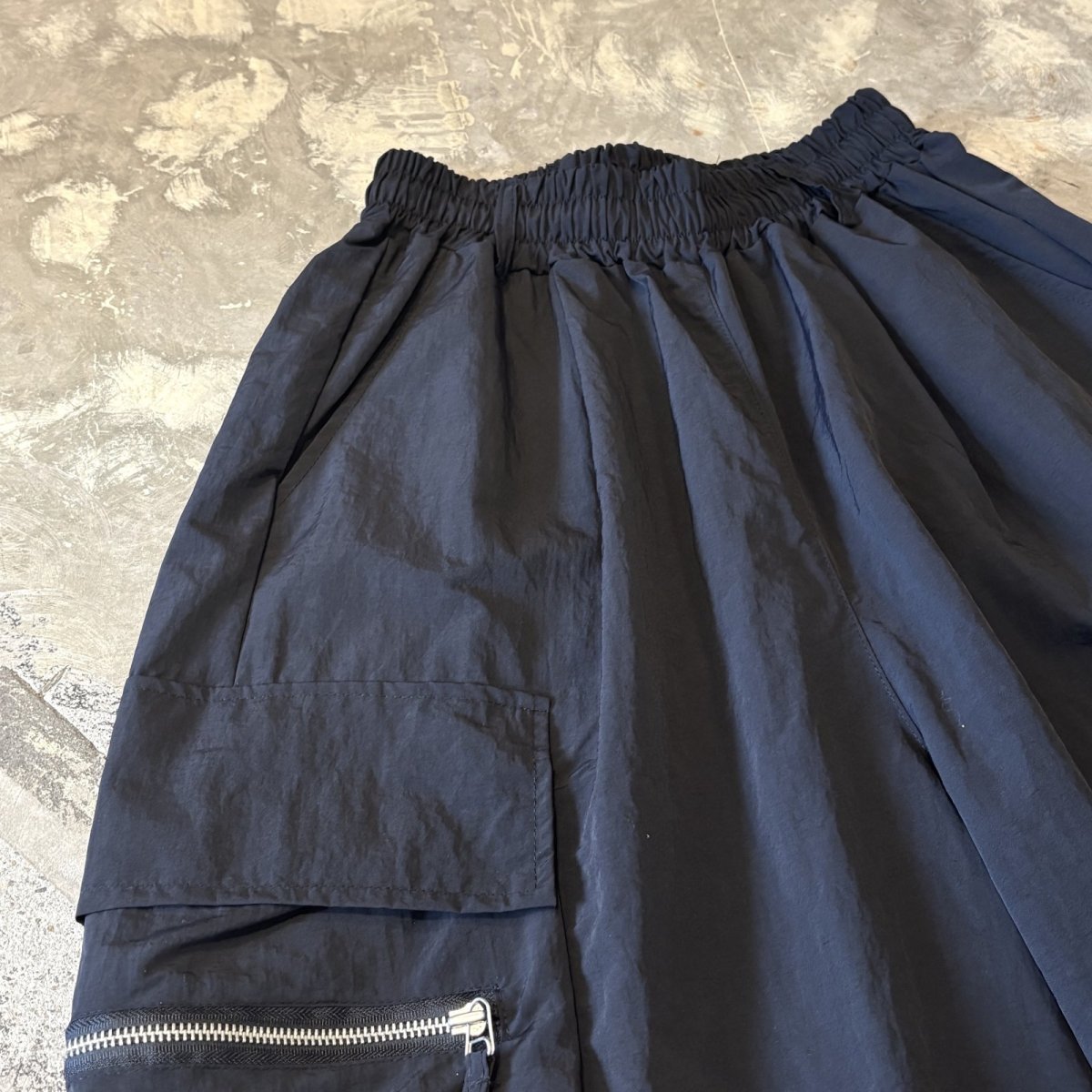画像3: 【WONDERGROUND】ZIP CARGO POCKET WIDE SILHOUETTE NYLON SHORTS / OS (3)