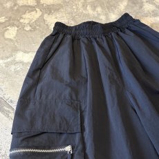 画像3: 【WONDERGROUND】ZIP CARGO POCKET WIDE SILHOUETTE NYLON SHORTS / OS (3)