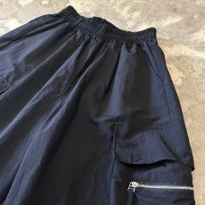 画像4: 【WONDERGROUND】ZIP CARGO POCKET WIDE SILHOUETTE NYLON SHORTS / OS (4)