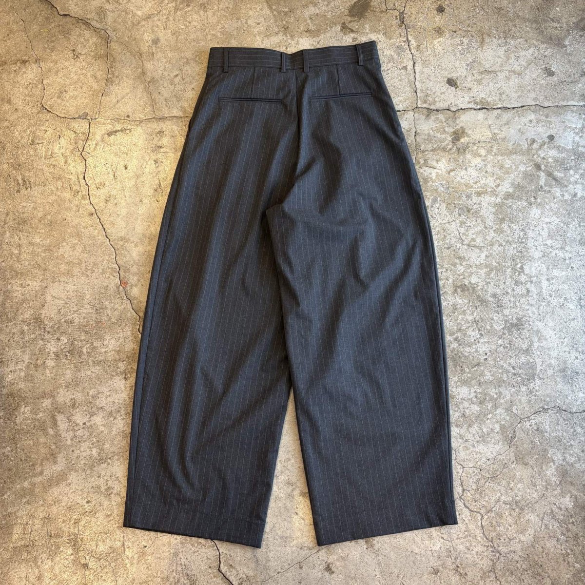 画像2: 【WONDERGROUND】PINSTRIPE PATTERN WIDE SLACKS / GREY / OS (2)