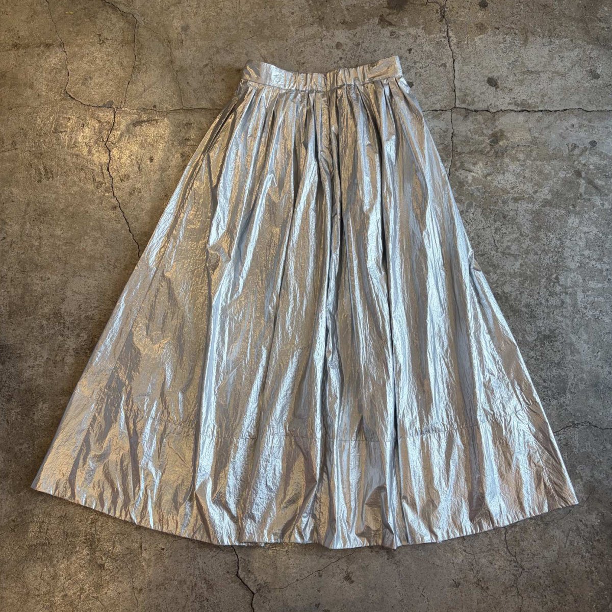 画像2: METALLIC SILVER COLOR FLARE DESIGN LONG SKIRT / W27~W29 (2)