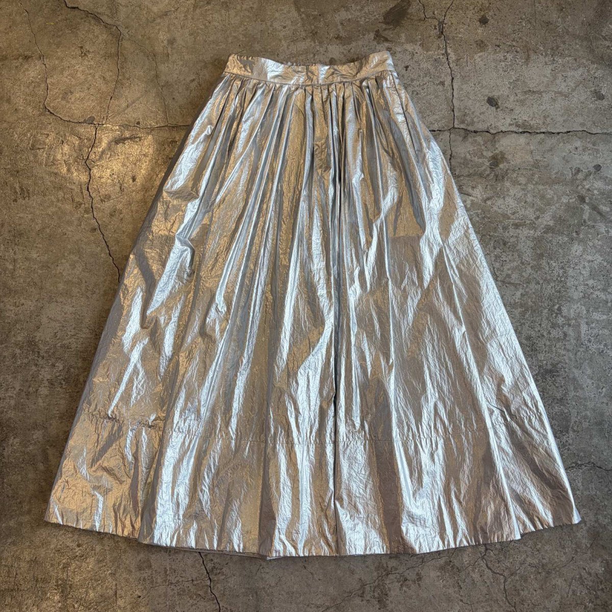 画像1: METALLIC SILVER COLOR FLARE DESIGN LONG SKIRT / W27~W29 (1)