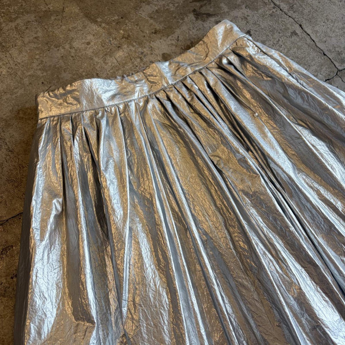 画像3: METALLIC SILVER COLOR FLARE DESIGN LONG SKIRT / W27~W29 (3)