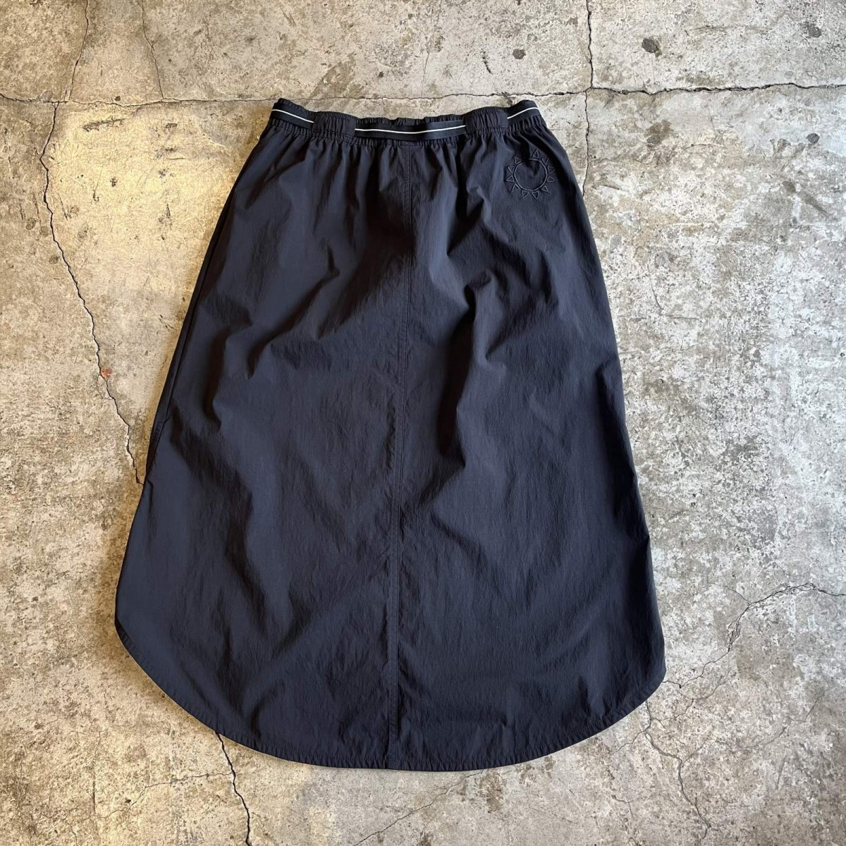 画像2: 【adidas】BLACK COLOR FISH TAIL DESIGN NYLON SKIRT / FREE (2)