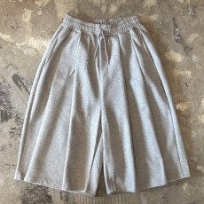 画像1: 【WONDERGROUND】MULTI TUCK WIDE SILHOUETTE COTTON SWEAT SHORTS / GRAY / OS (1)